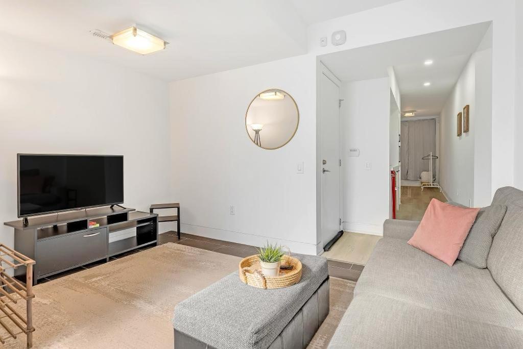 Suite In The Heart Of Downtown Toronto Extérieur photo
